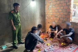 An ninh - Xã hội - 4 thanh niên sử dụng ma túy xong đi ngủ, mở mắt dậy thấy Công an đợi sẵn