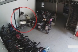 Xe máy - Xe đạp - Clip: Cô gái dắt xe khỏi chỗ đỗ khiến người xem vừa buồn cười vừa sốt ruột