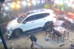 Tin tức trong ngày - Khởi tố đối tượng lao ô tô vào quán nhậu tông chết người