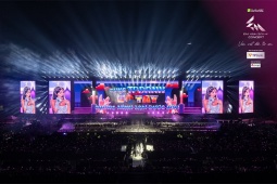 Giải trí - “Phải lòng” Bank Tím tại Em Xinh “Say Hi” Concert Đêm 2
