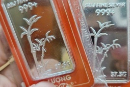 Kinh doanh - Giá bạc hôm nay 13-10: Mỗi lượng bạc vượt 2 triệu đồng, các cửa hàng mua bán nhỏ giọt