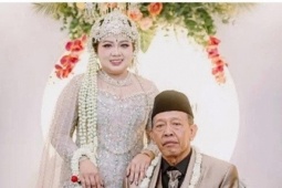 Ông lão 74 tuổi cưới vợ kém 50 tuổi, sính lễ 4,7 tỷ đồng khiến dân mạng dậy sóng
