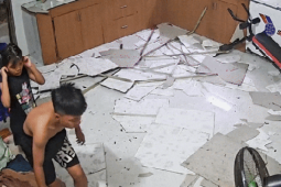 CLIP: Cậu bé 12 tuổi cõng em gái thoát hiểm khi trần nhà bất ngờ đổ sập ở Đà Nẵng