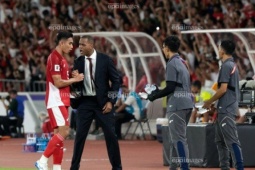 Chia tay đội tuyển Indonesia, HLV Kluivert nhận bao nhiêu tiền bồi thường?