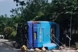 Tin tức trong ngày - Lật xe khách ở Lào Cai, 9 người thương vong