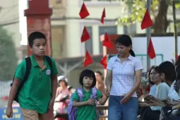 Học sinh Thái Nguyên vượt bùn lầy trở lại trường sau mưa lũ