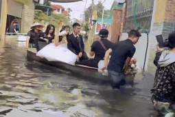 Bạn trẻ - Cuộc sống - Ngập từ nhà ra ngõ, chú rể Hà Nội đem 2 chiếc thuyền đi đón dâu