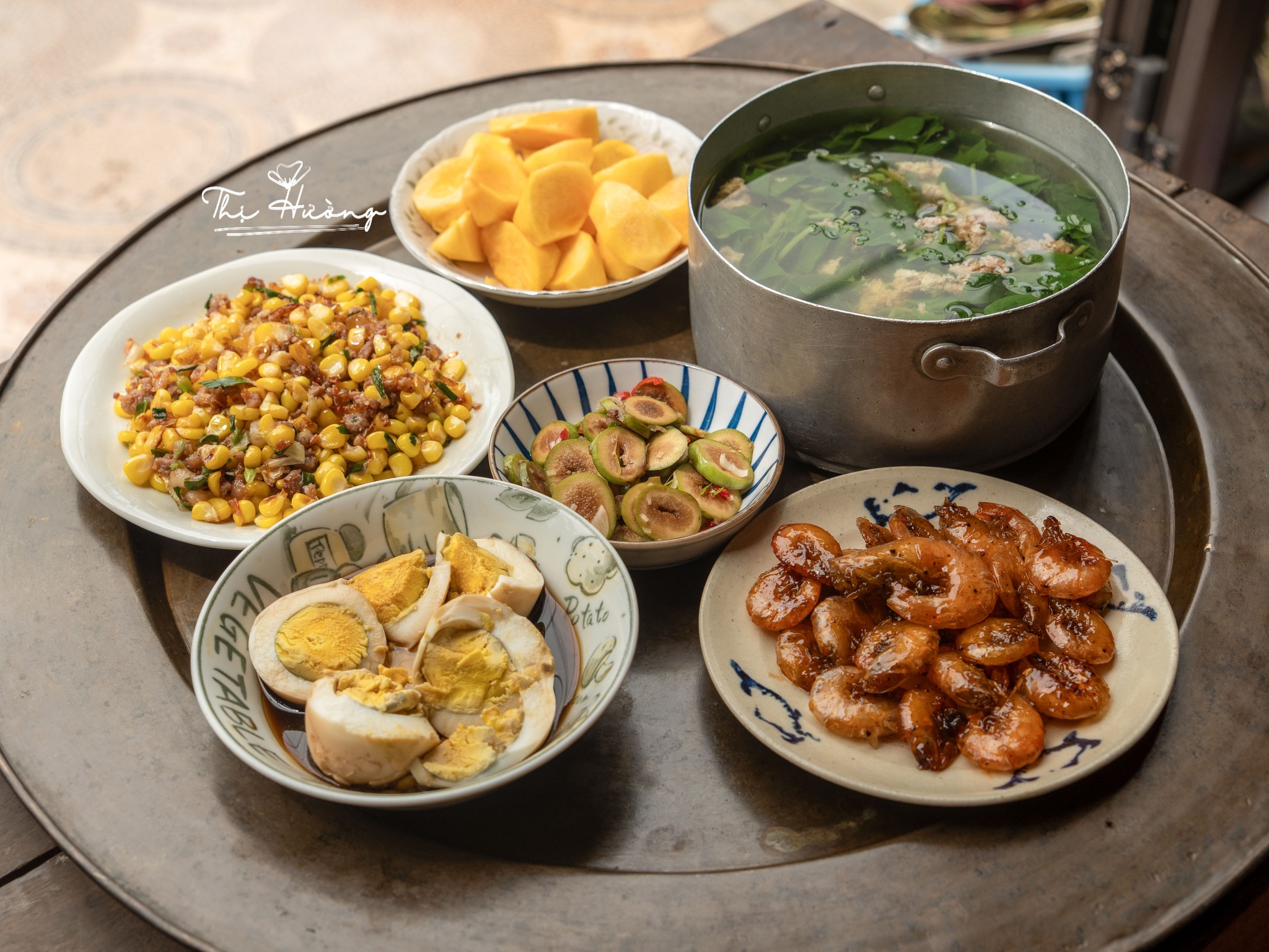 Tôm rim - Trứng dầm nước tương - Sung muối xổi - Ngô xào thịt băm - Canh cua nấu rau tập tàng - Hồng giòn