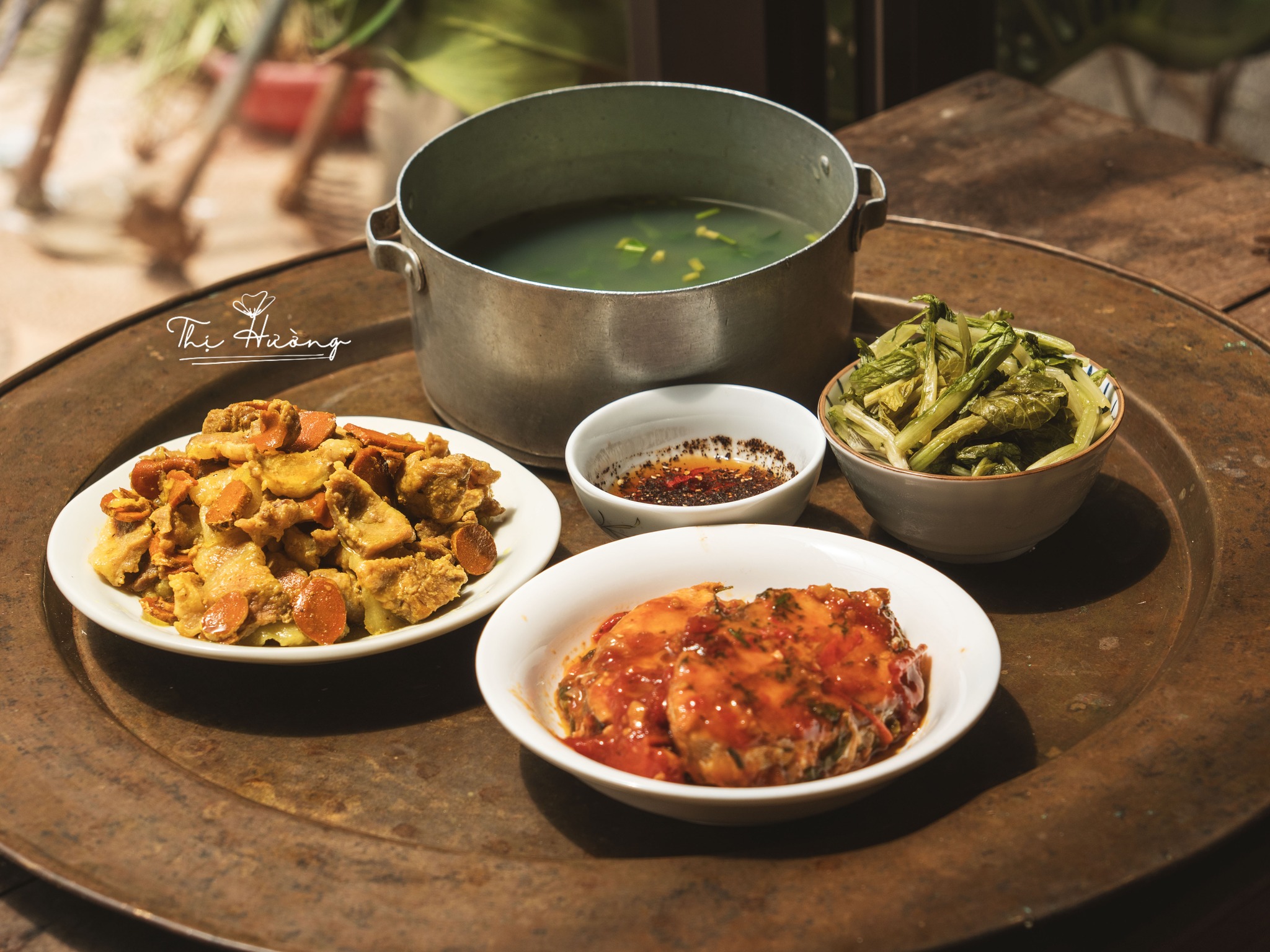 &nbsp;Thịt kho nghệv - Cá thu sốt cà chua - Dưa chua - Canh dắt