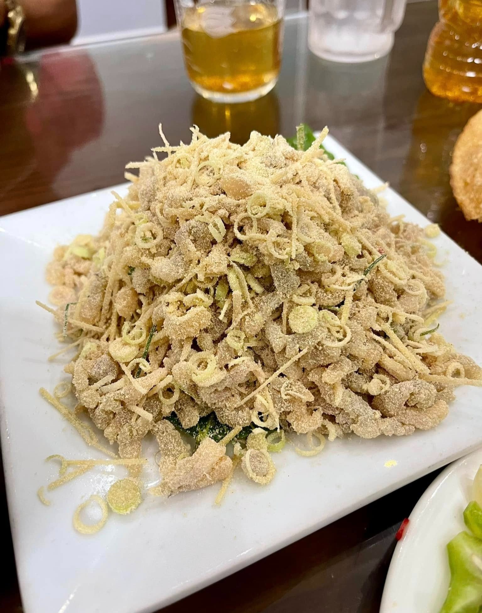 Gỏi nhệch trộn cùng thính gạo hoặc để không đều ngon. Ảnh: Thẩm mỹ Phương Thùy, Linh But