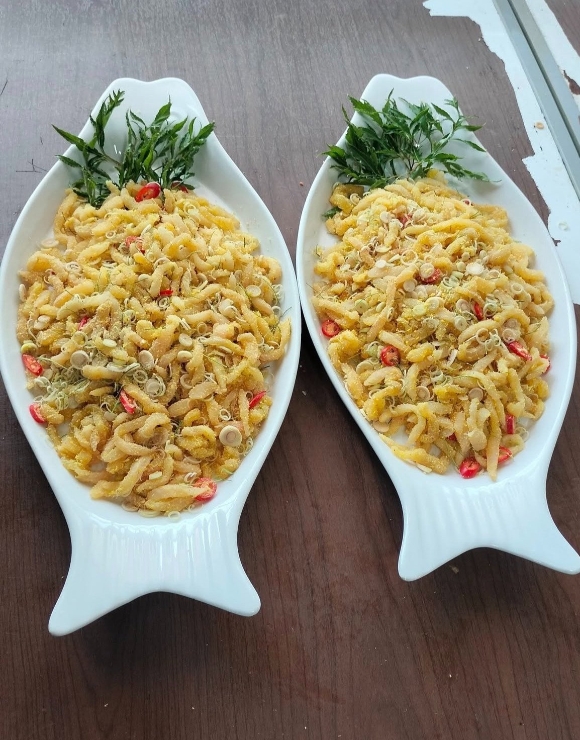 Gỏi nhệch trộn cùng thính gạo hoặc để không đều ngon. Ảnh: Thẩm mỹ Phương Thùy, Linh But
