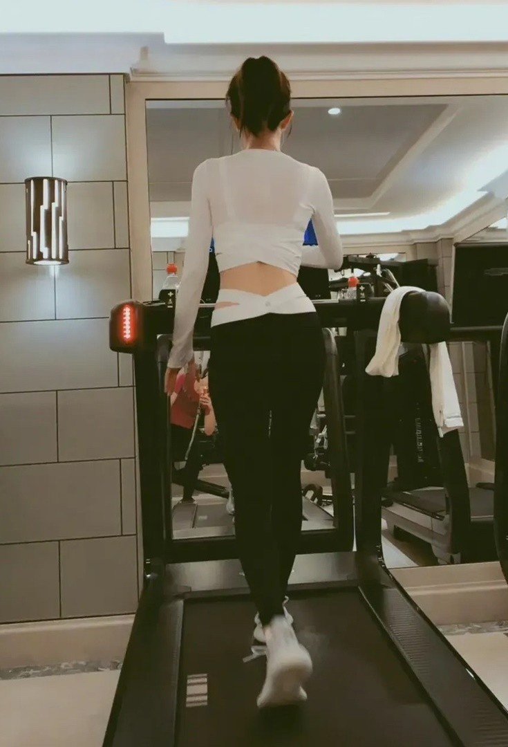 Để giữ được vòng bụng phẳng lì không ngấn mỡ, Tần Lam giữ chế độ luyện tập nghiêm ngặt, siết cơ bụng ở mọi lúc, luôn đứng thẳng lưng và thường xuyên đi bộ. Ngôi sao Diên Hi công lược cũng thường uống sinh tố và chỉ ăn no khoảng 6-7 phần.