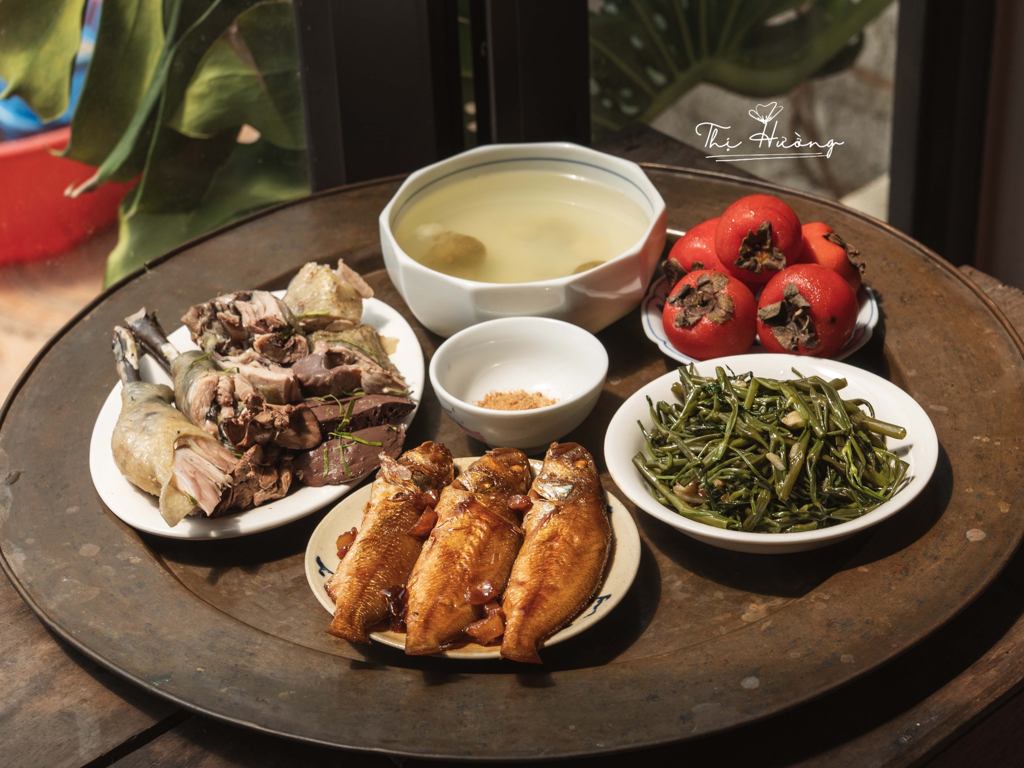 Thịt gà luộc - Cá nanh kho - Rau muống xào - Hồng trứng