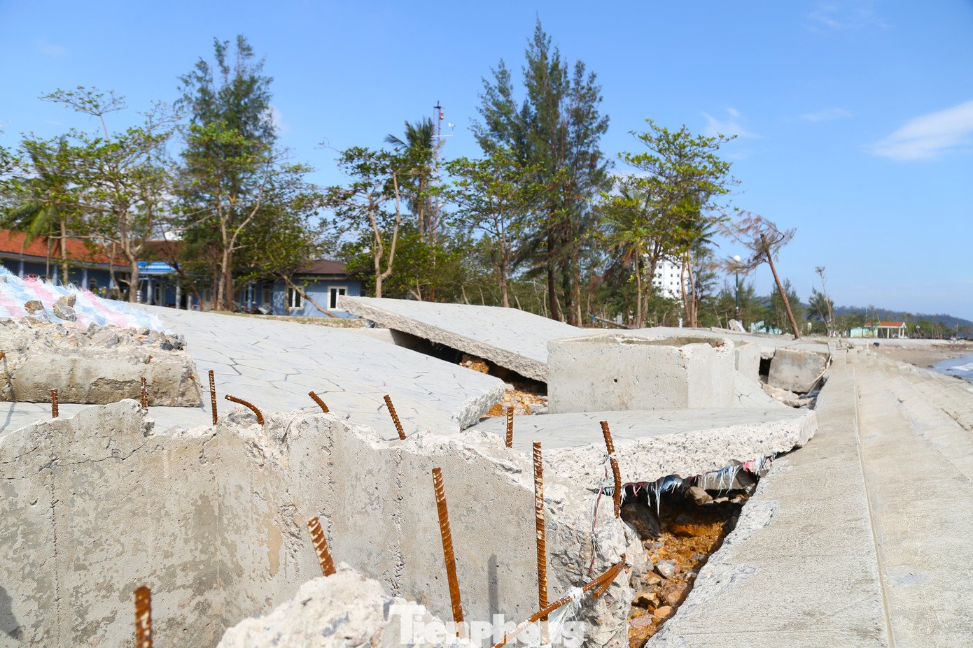Kè biển trăm tỷ ở Nghệ An bị ‘xé nát’ sau mưa bão - 12