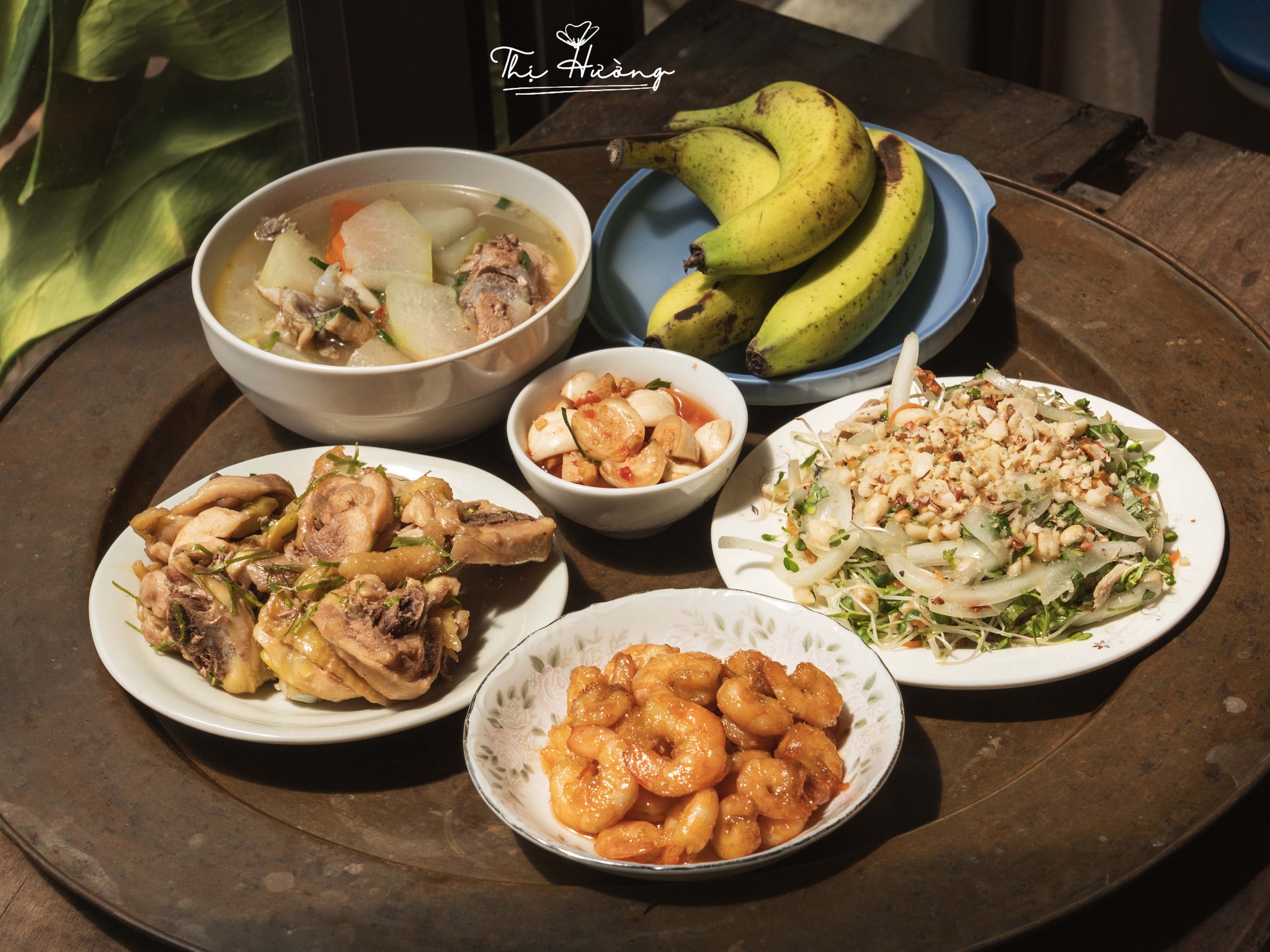 Thịt gà rang - Tôm rim - Canh xương hầm - Gỏi gà rau mầm - Chuối tiêu