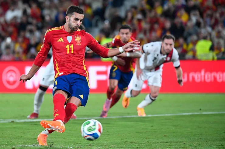 Torres rời tuyển Tây Ban Nha vì quá tải cơ