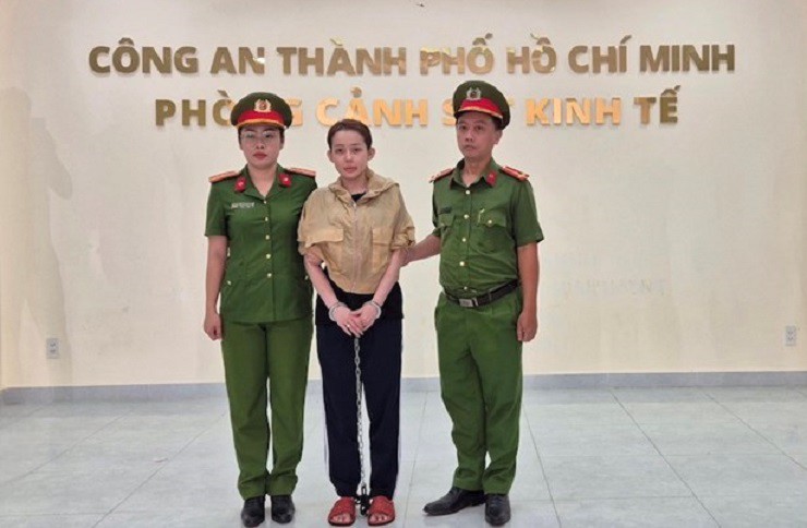 Ngân 98 bị bắt để điều tra về tội “Sản xuất, buôn bán hàng giả là thực phẩm”.