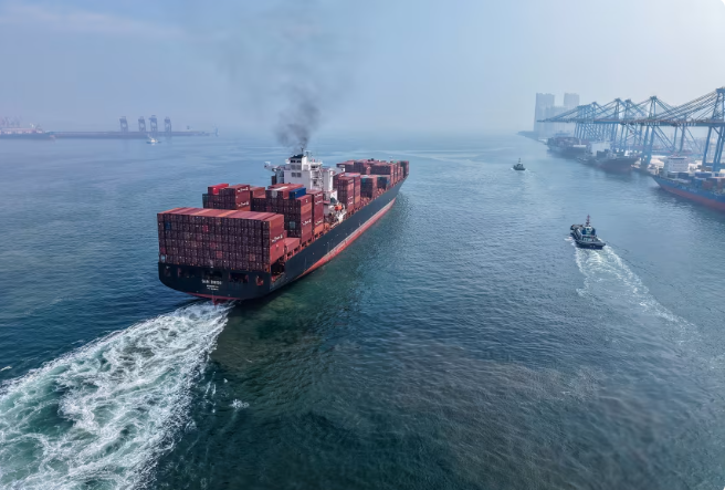 Một tàu container rời cảng Thanh Đảo, tỉnh Sơn Đông, miền đông Trung Quốc, vào ngày 7/8.