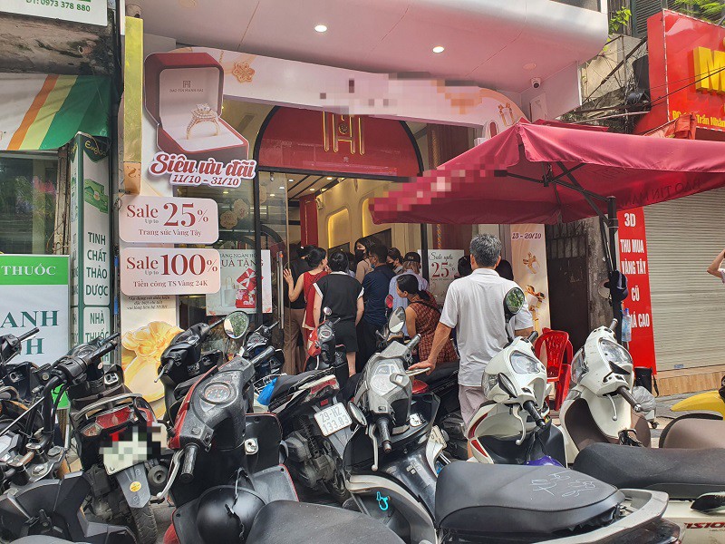 Cửa hàng duy nhất bán cho mỗi người 2 chỉ vàng nhẫn nhưng phải thanh toán trước và hẹn 1 tháng sau đến lấy vàng.
