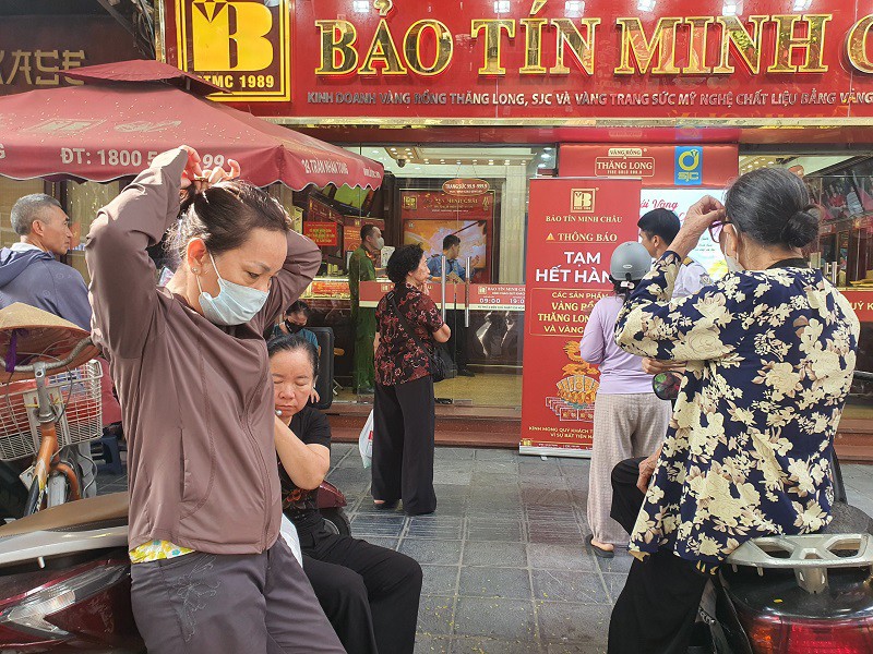 Mặc dù cửa hàng thông báo hết vàng tích trữ nhưng hàng chục người vẫn kiên trì ngồi chờ bên ngoài.