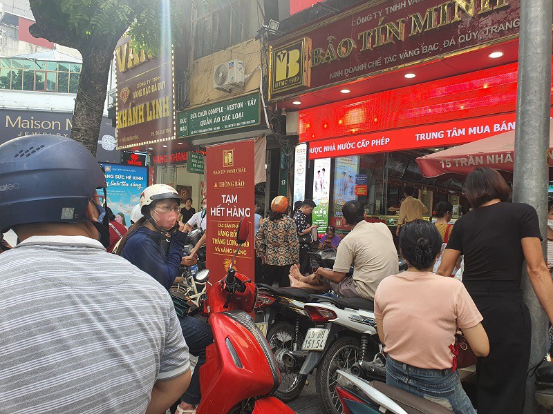 Hàng loạt cửa hàng thông báo hết vàng tích trữ nhưng nhiều người vẫn ngồi vỉa hè chờ.