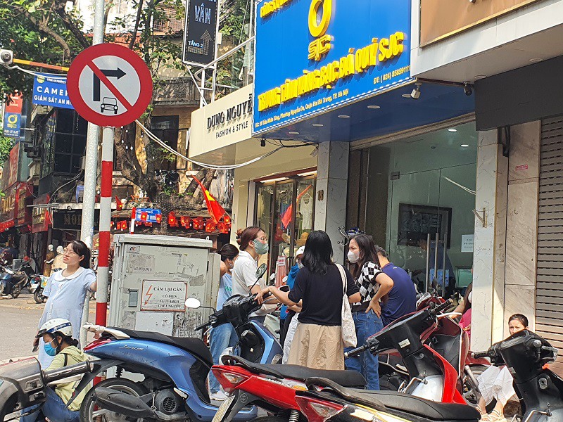 Rất đông người chờ bên ngoài cửa hàng của SJC trên phố Trần Nhân Tông.