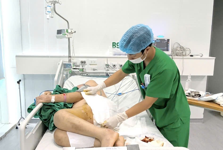 Bác sĩ thăm khám cho bệnh nhân. 