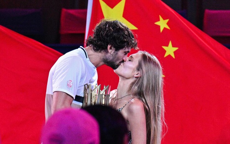 Vacherot ăn mừng danh hiệu vô địch Thượng Hải Masters cùng bạn gái