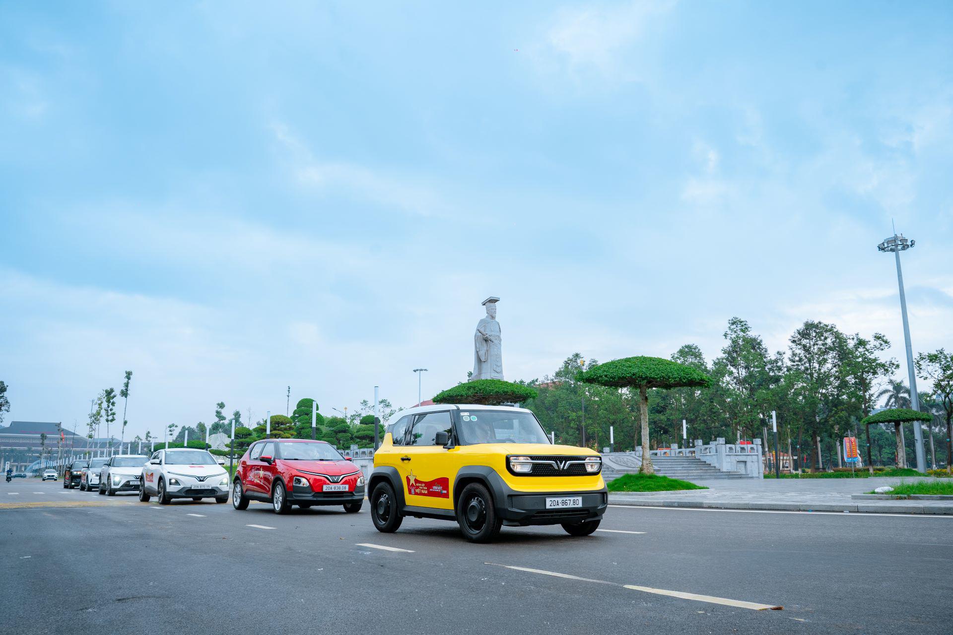 Các dòng xe điện VinFast đã có mặt tại nhiều tỉnh, thành phố tuần vừa qua (Ảnh: Xe điện VinFast diễu hành tại Bắc Ninh).