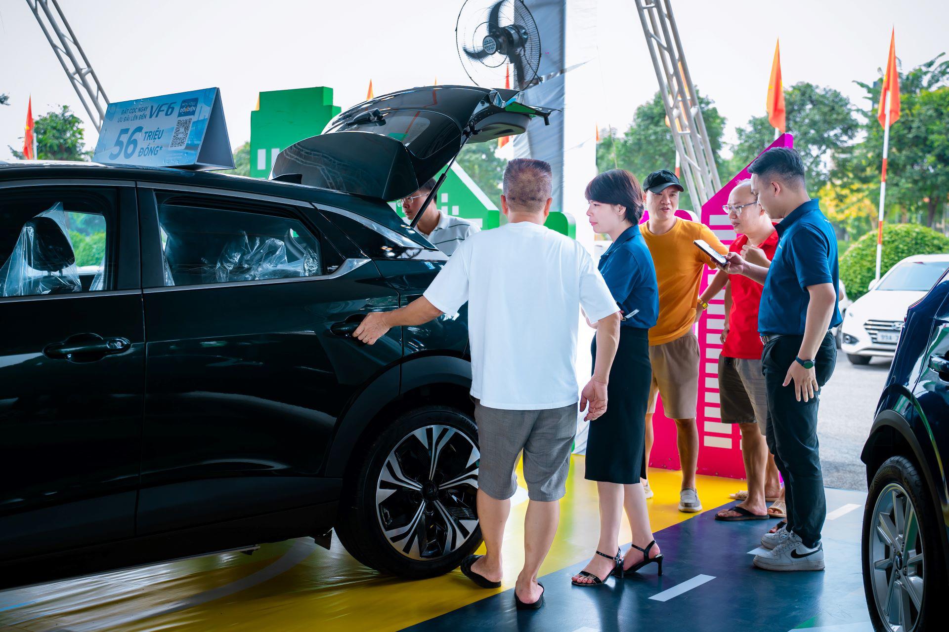 Khách hàng có thể trải nghiệm các mẫu ô tô điện và được tư vấn chính sách tại sự kiện.