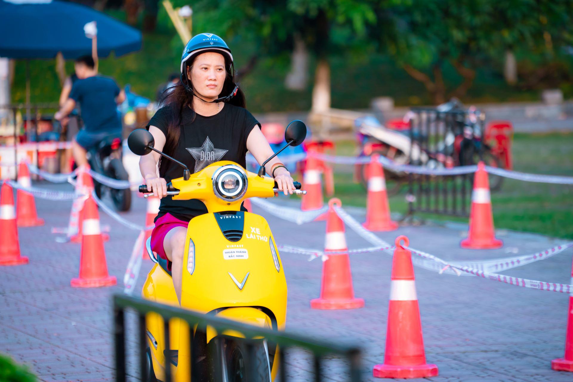 Xe máy điện VinFast được nhiều người lái thử đánh giá vận hành mượt mà khác xe xăng.