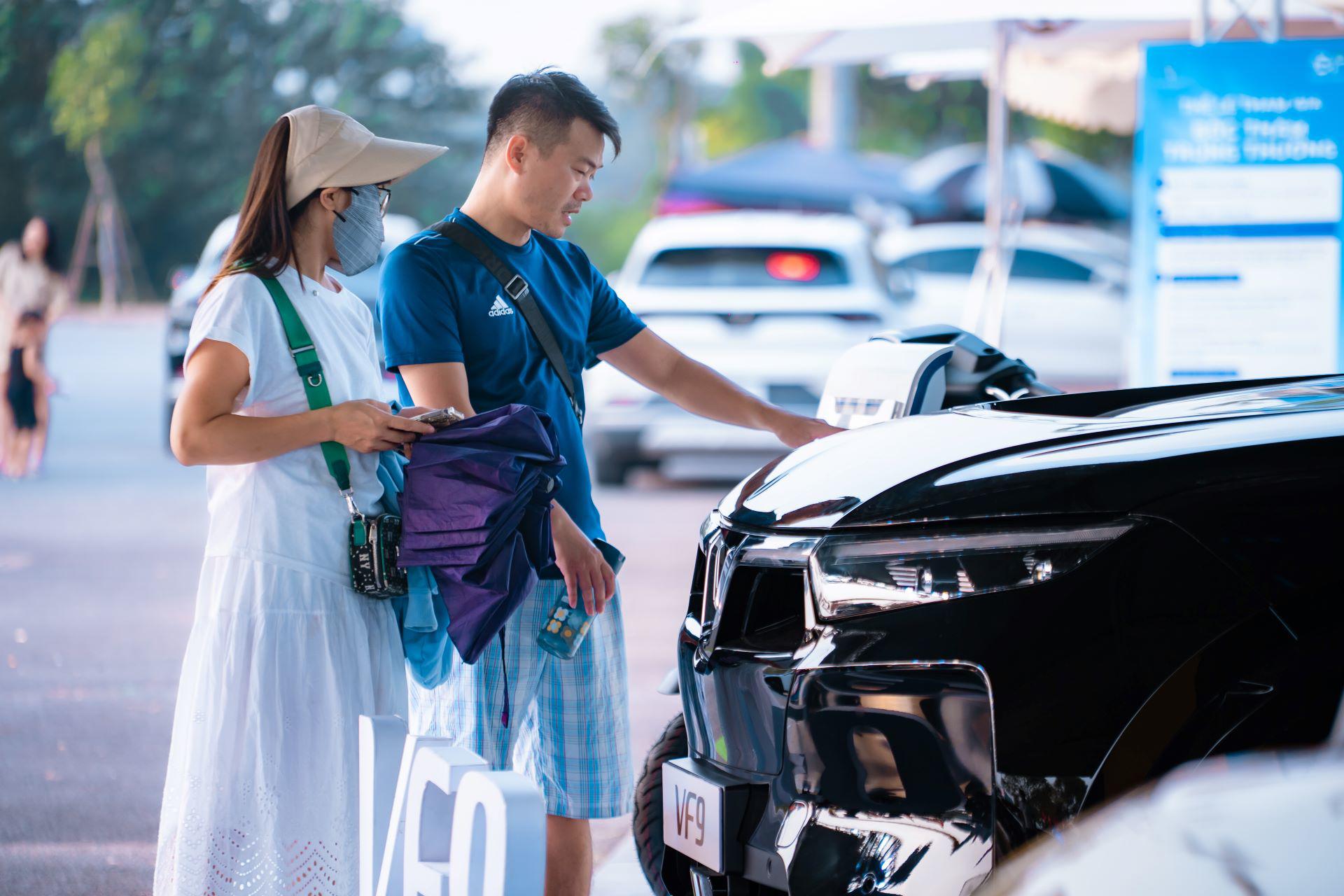 Người mua ô tô điện VinFast đang được hưởng nhiều ưu đãi.