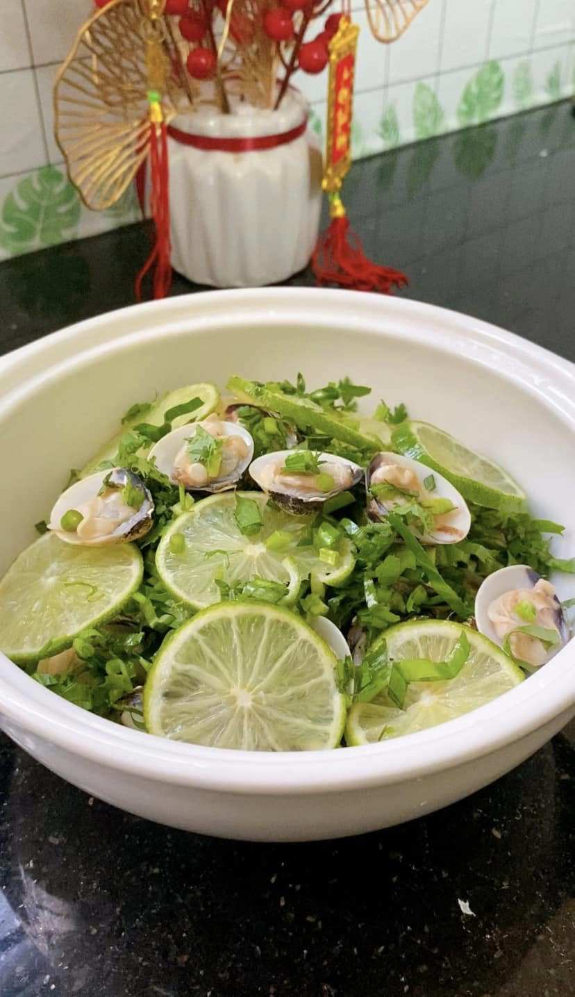 Bỏ bớt phần vỏ ngao, trộn với nhiều rau mùi tàu và rau mùi thái nhỏ. Thêm vài lát chanh thái mỏng.