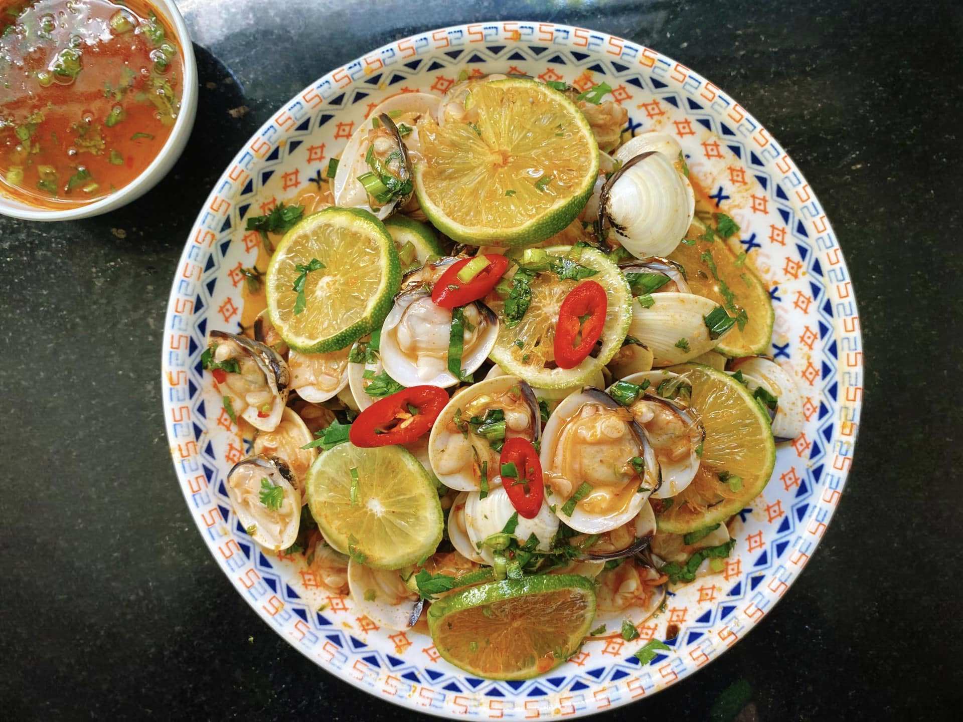 Đợi khoảng 10 phút để ngao thấm đều các gia vị là có thể ăn được.
