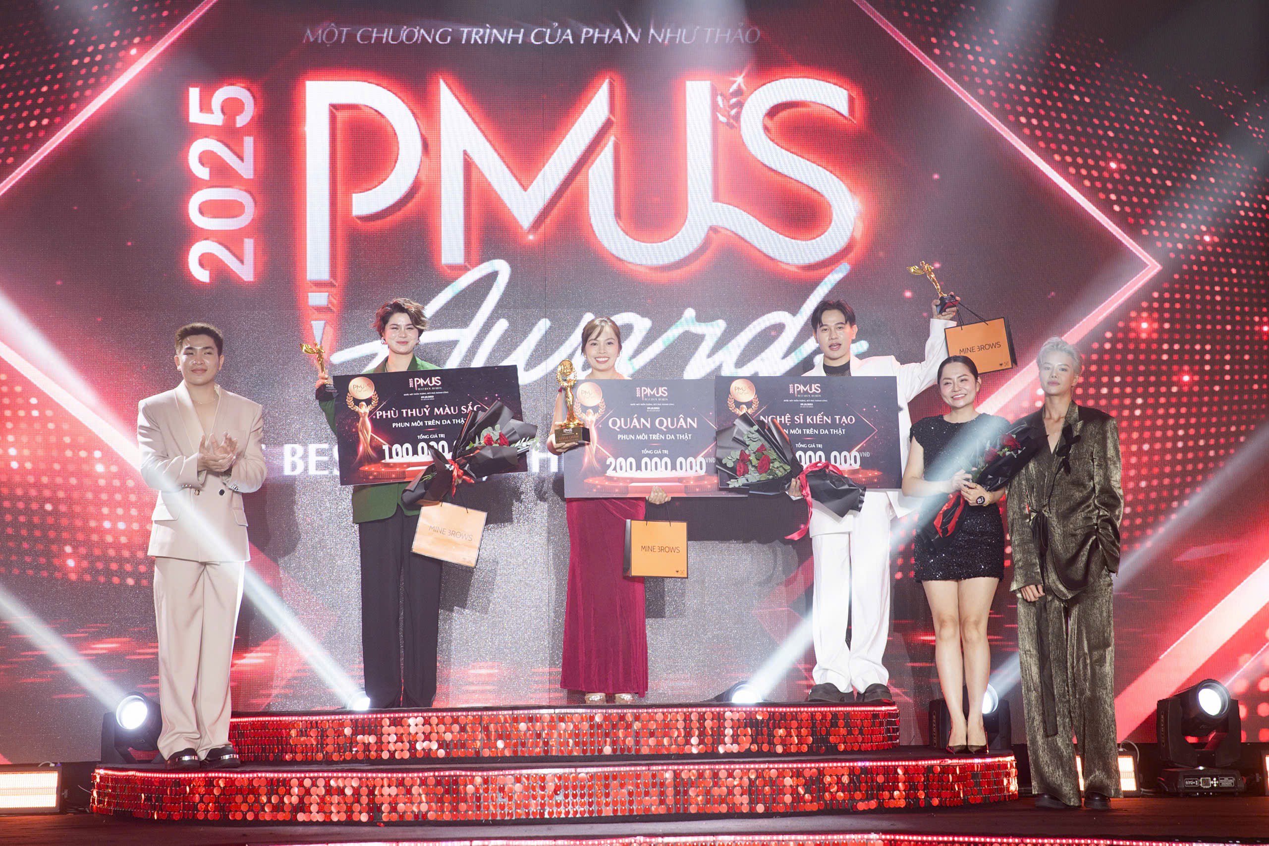 Hà Kino trao giải cho các quán quân phun môi trên da thật tại PMUS AWARDS 2025