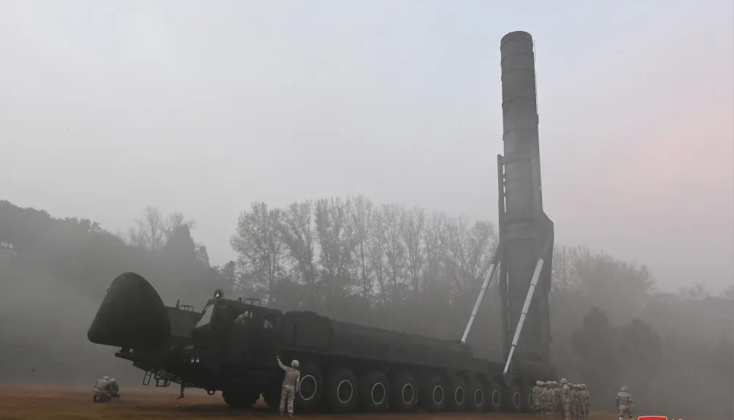 Tên lửa Hwasong-19 của Triều Tiên trong một lần phóng thử nghiệm. Ảnh: Military Watch.