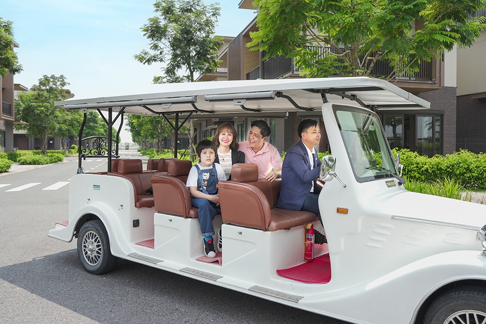 Cậu con trai nhỏ của Thanh Thúy – Đức Thịnh trong chuyến xem nhà của ba mẹ