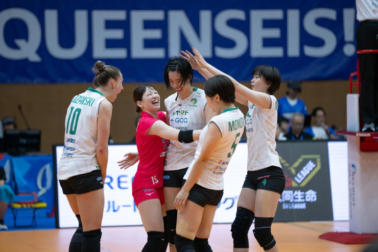 Thanh Thúy (đứng giữa) ghi 37 điểm sau 2 trận đầu tiên ở giải bóng chuyền Nhật Bản 2025/26