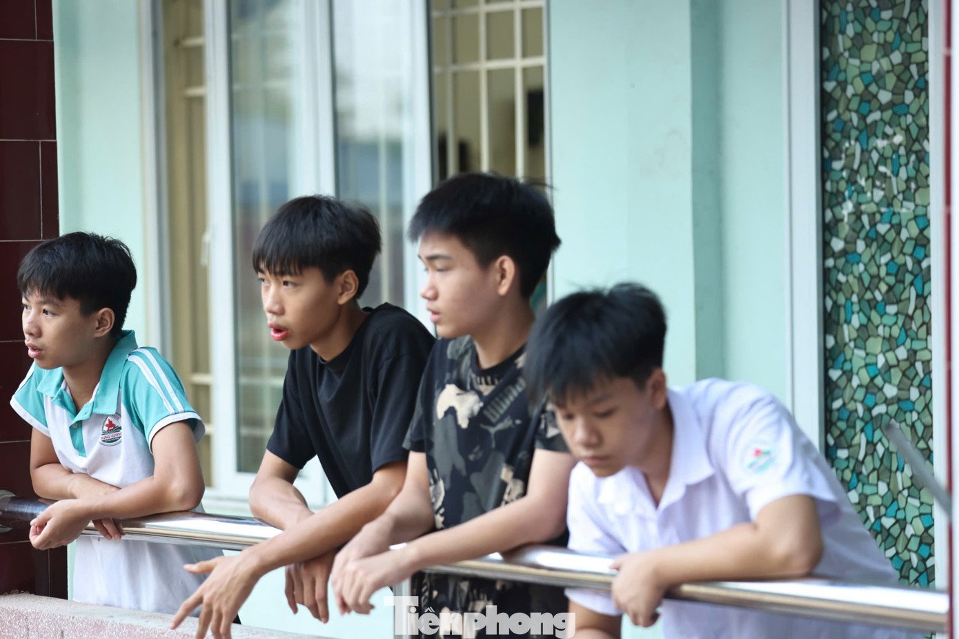 Học sinh Thái Nguyên vượt bùn lầy trở lại trường sau mưa lũ - 9