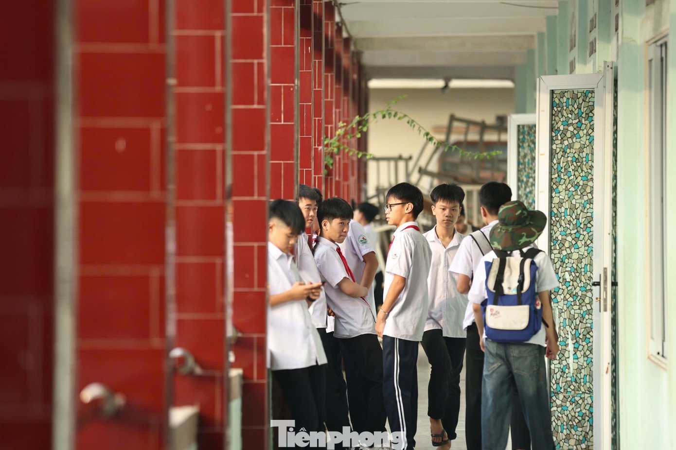 Học sinh Thái Nguyên vượt bùn lầy trở lại trường sau mưa lũ - 10