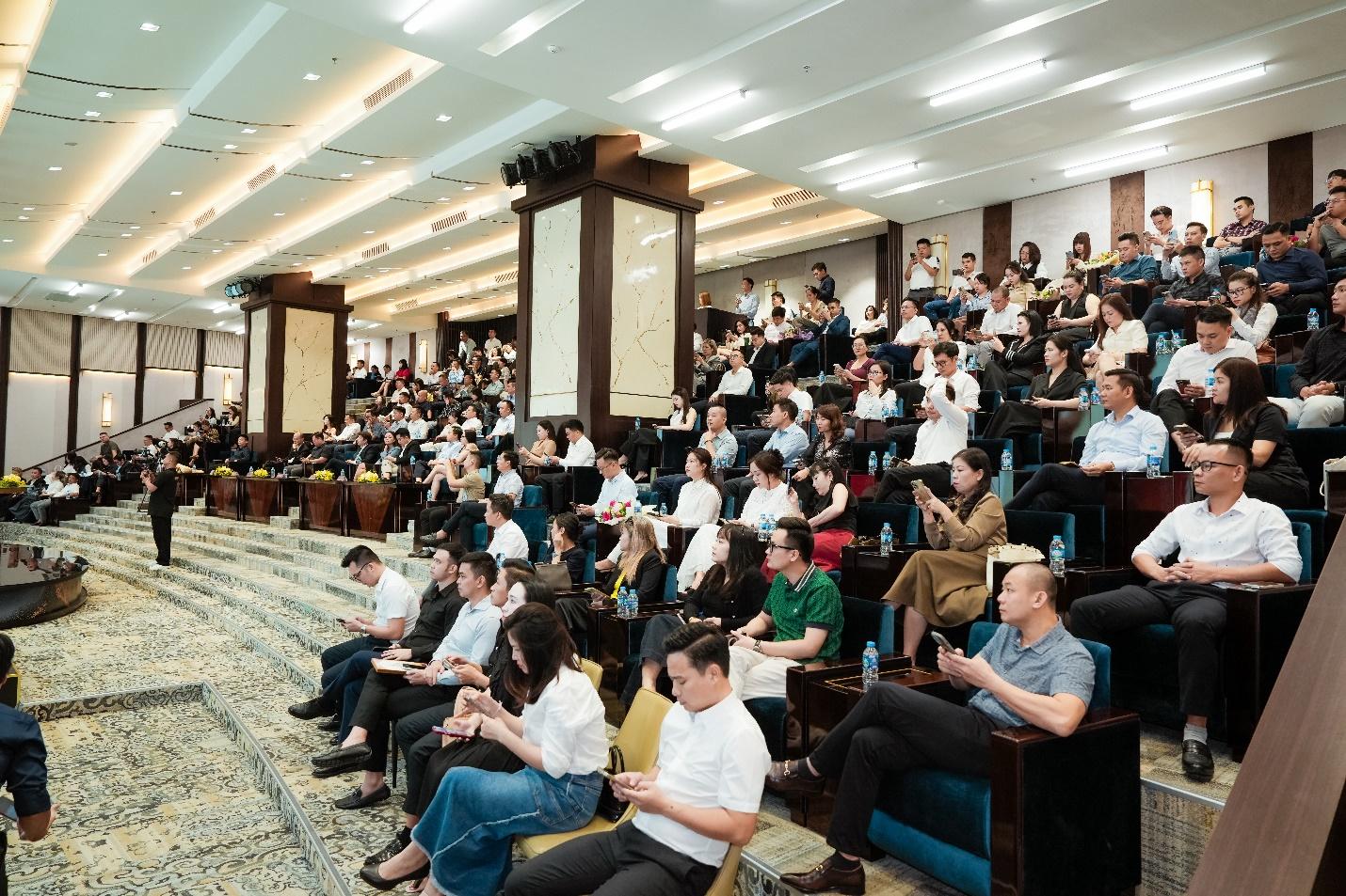 Gần 80 đại lý hội tụ tại sự kiện ra hàng đợt 2 dự án Sunshine Legend City, với tổ hợp 6 tòa tháp cao tầng từ Legend 9 đến Legend 12B