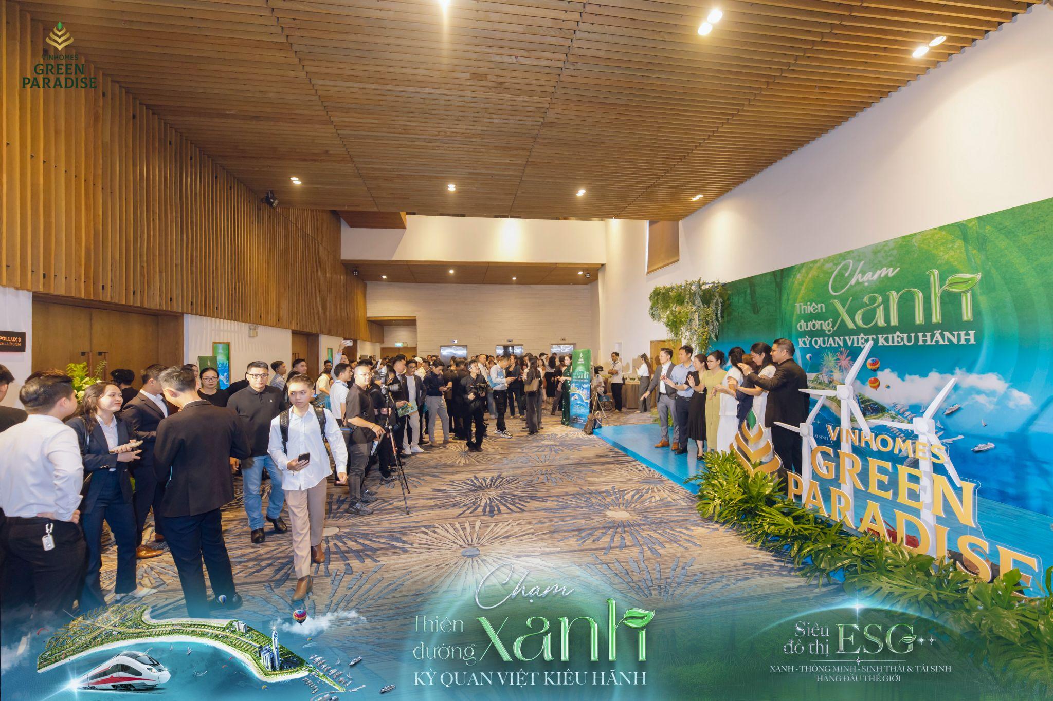 Hội trường GEM Center chật kín nhà đầu tư và khách hàng háo hức tham dự, không khí giao dịch sôi động lan tỏa mạnh mẽ