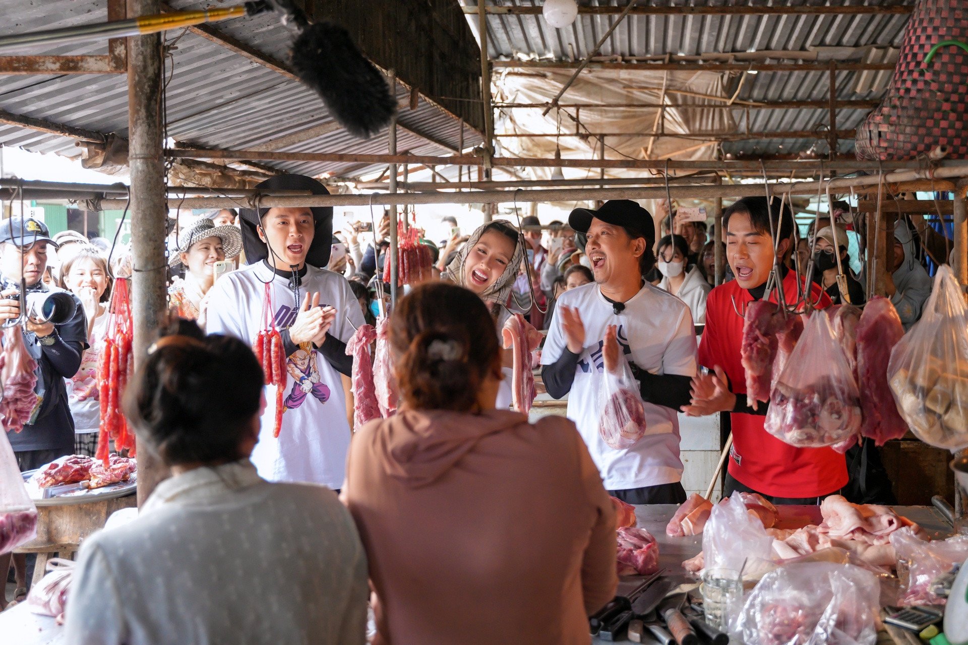 Dàn người chơi tổ chức tiệc kiểu miền Tây.