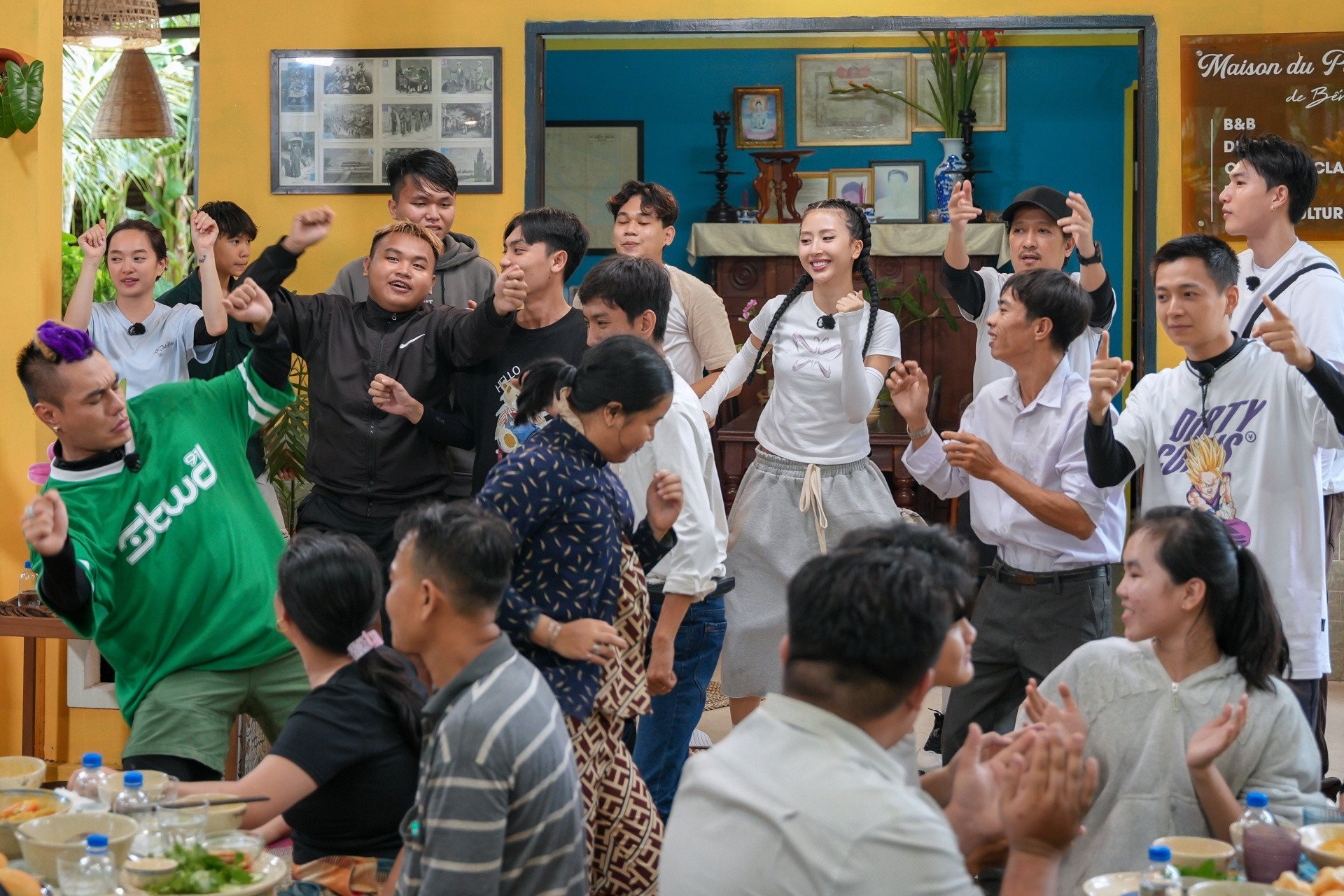 Dàn người chơi tổ chức tiệc kiểu miền Tây.
