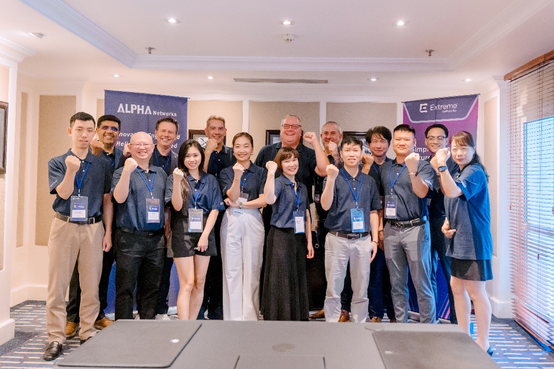 Extreme Networks, Alpha Networks, N-TEK Distribution chụp ảnh lưu niệm tại sự kiện