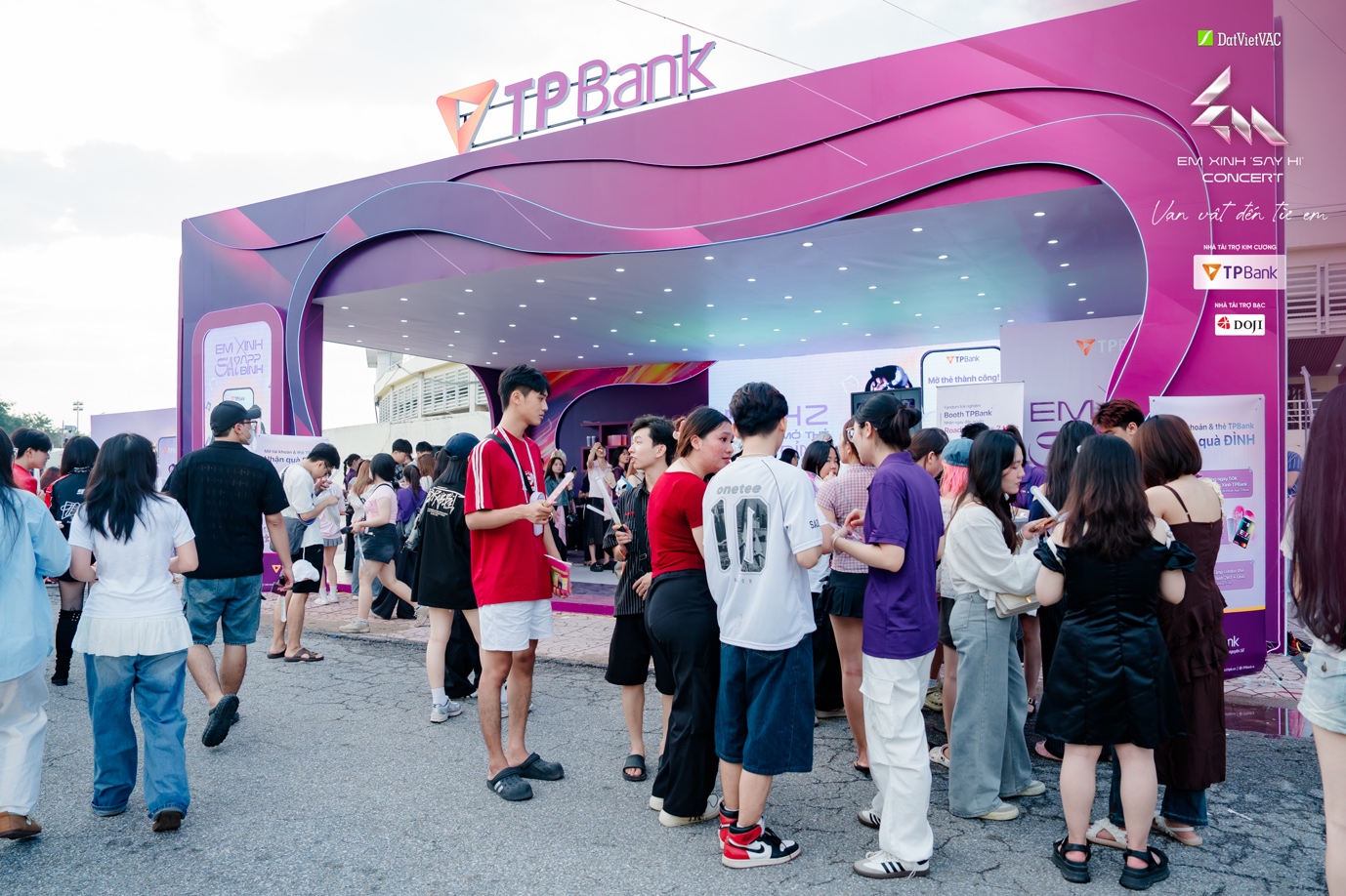 Booth TPBank đông nghịt các bạn trẻ đến trải nghiệm tiện ích tài chính số đỉnh cao.