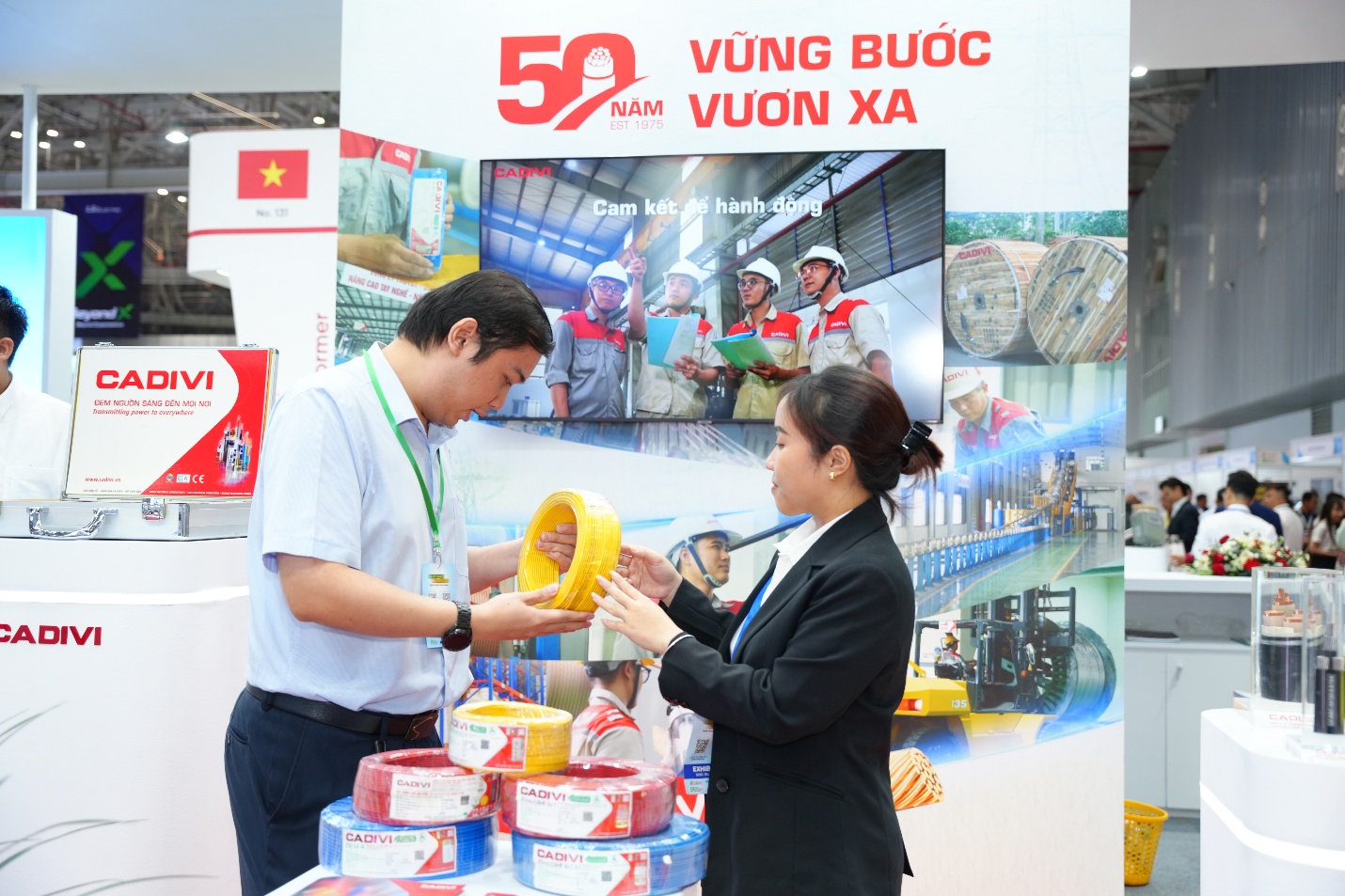 Nhiều chủ thầu và thợ điện dân dụng hiện nay ưu tiên lựa chọn dòng sản phẩm dây điện thân thiện với môi trường LF & LSHF của CADIVI