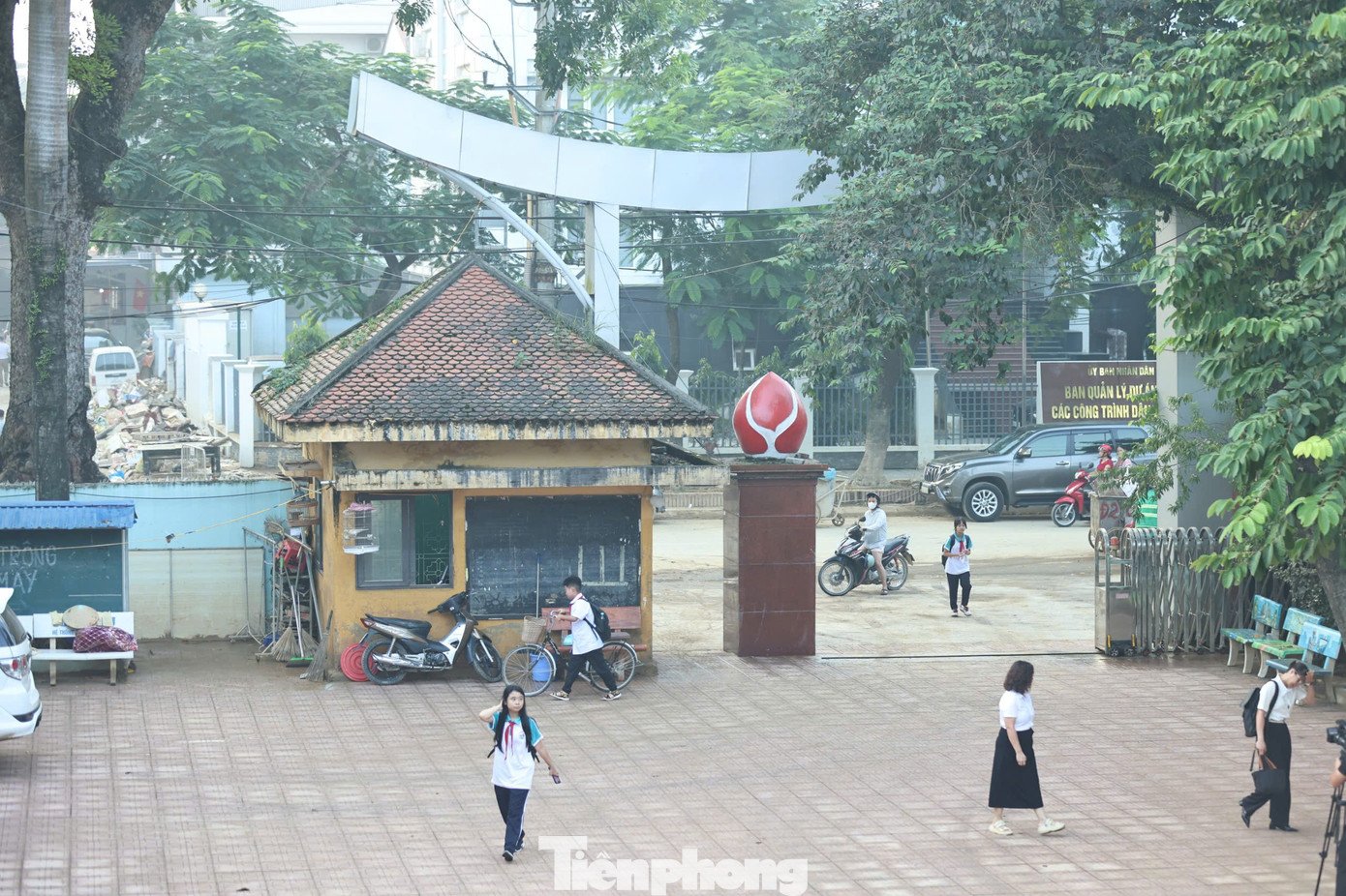 Học sinh Thái Nguyên vượt bùn lầy trở lại trường sau mưa lũ - 4