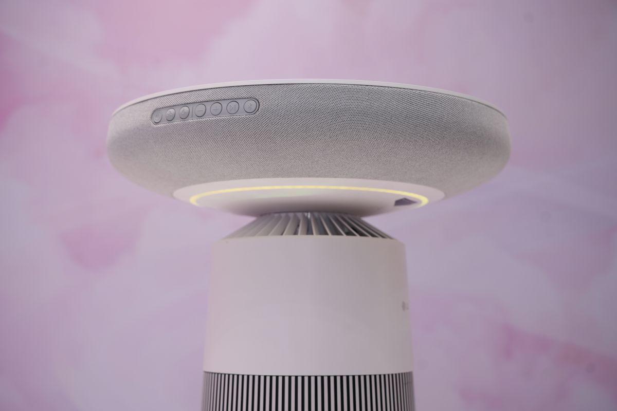 Hệ thống nút bấm điều khiển bên cạnh bàn PuriCare AeroSpeaker.