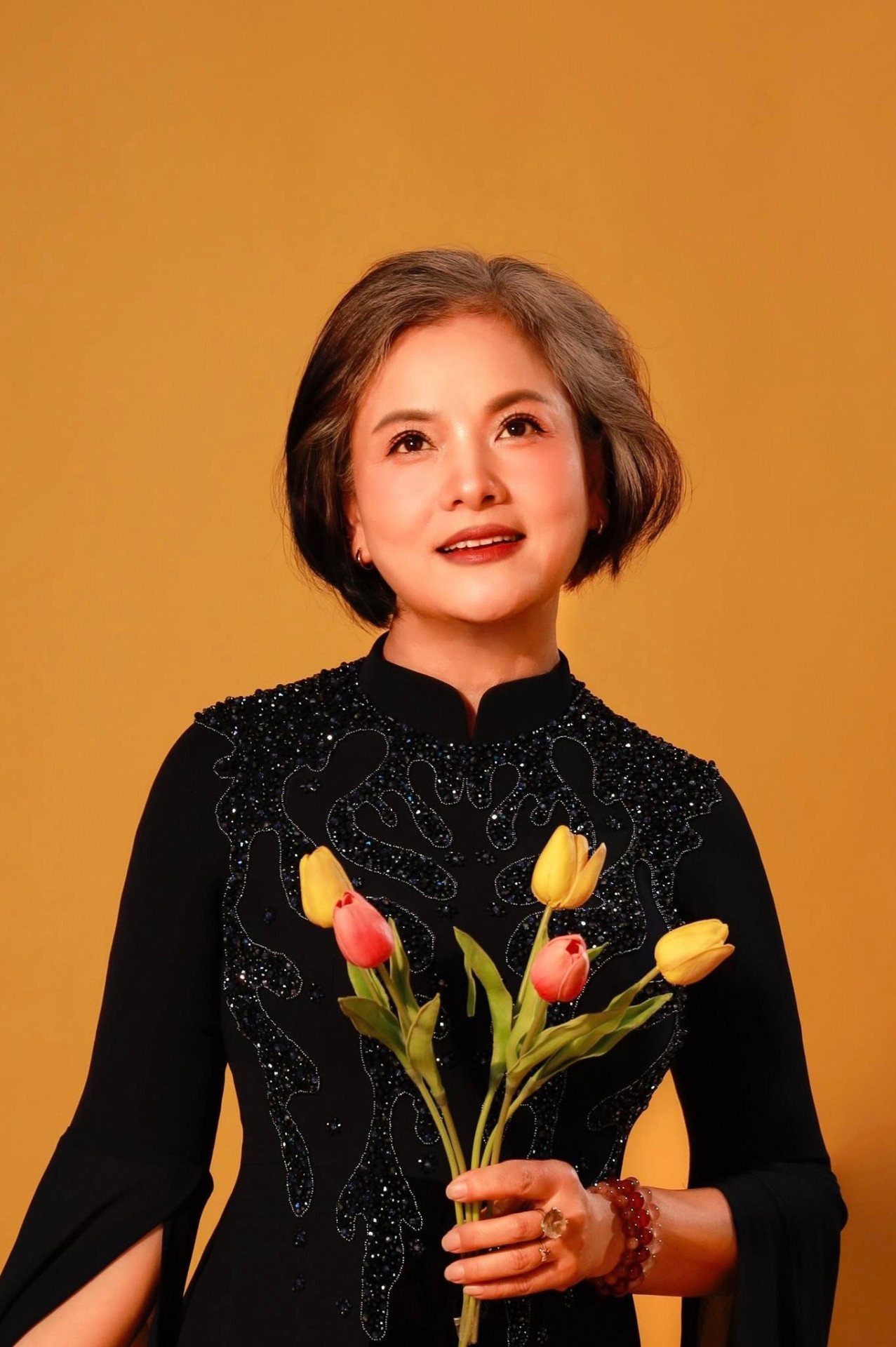 NSND Thu Quế sang trọng, quý phái trong bộ ảnh mới. Ở tuổi 56, chị vẫn giữ được nhan sắc trẻ trung, vóc dáng cân đối. 